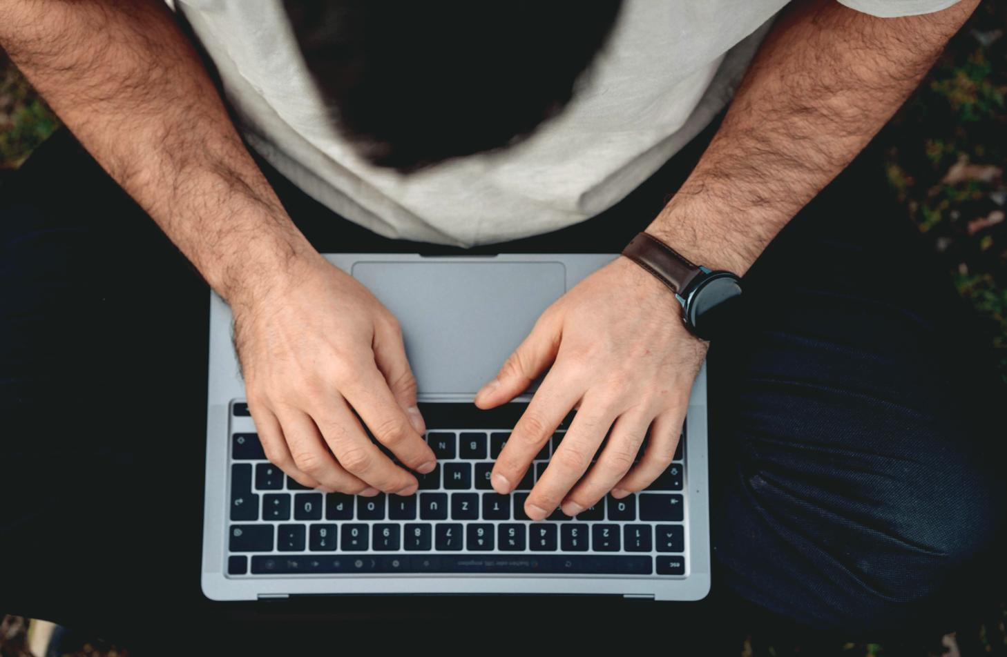 Profesional analizando datos financieros en entorno de investigación