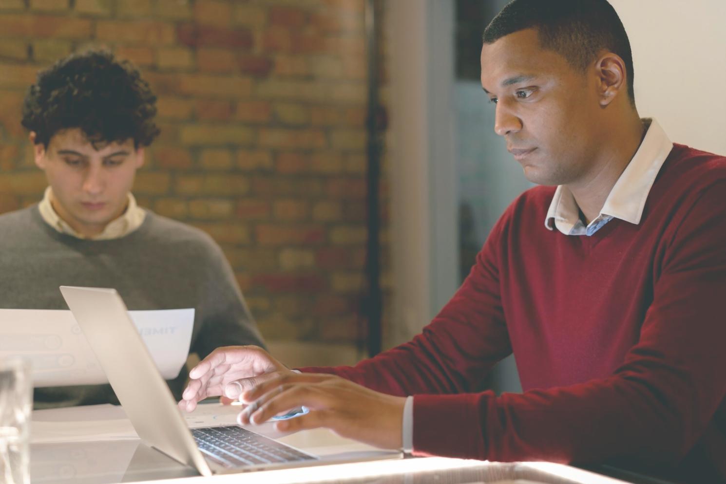 Profesionales trabajando en análisis financiero
